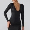 Mini-robe à manches longues et décolleté plongeant en jersey slinky Oakley, couleur noire Mini-robe à manches longues et décolleté plongeant en jersey slinky Oakley, couleur noire