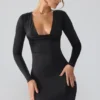 Mini-robe à manches longues et décolleté plongeant en jersey slinky Oakley, couleur noire Mini-robe à manches longues et décolleté plongeant en jersey slinky Oakley, couleur noire