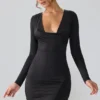 Mini-robe à manches longues et décolleté plongeant en jersey slinky Oakley, couleur noire Mini-robe à manches longues et décolleté plongeant en jersey slinky Oakley, couleur noire