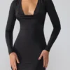 Mini-robe à manches longues et décolleté plongeant en jersey slinky Oakley, couleur noire Mini-robe à manches longues et décolleté plongeant en jersey slinky Oakley, couleur noire