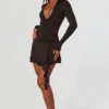 Mini-robe à manches longues et décolleté plongeant Vallen, en noir Mini-robe à manches longues et décolleté plongeant Vallen, en noir
