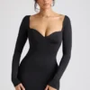 Mini-robe à manches longues et encolure en cœur Demelza, en noir Mini-robe à manches longues et encolure en cœur Demelza, en noir