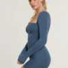 Mini-robe à manches longues froncées Perrie en mélange de modal et de cachemire, couleur bleu marine Mini-robe à manches longues froncées Perrie en mélange de modal et de cachemire, couleur bleu marine