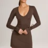 Mini-robe à manches longues Iskra en modal, couleur chocolat Mini-robe à manches longues Iskra en modal, couleur chocolat