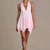 Mini-robe Mariette en mousseline haut de gamme, décolleté plongeant et dos nu, couleur rose pâle Mini-robe Mariette en mousseline haut de gamme, décolleté plongeant et dos nu, couleur rose pâle