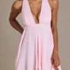 Mini-robe Mariette en mousseline haut de gamme, décolleté plongeant et dos nu, couleur rose pâle Mini-robe Mariette en mousseline haut de gamme, décolleté plongeant et dos nu, couleur rose pâle