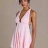 Mini-robe Mariette en mousseline haut de gamme, décolleté plongeant et dos nu, couleur rose pâle Mini-robe Mariette en mousseline haut de gamme, décolleté plongeant et dos nu, couleur rose pâle