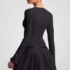 Mini-robe plissée à manches longues Fiorella en noir Mini-robe plissée à manches longues Fiorella en noir