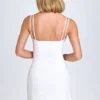 Mini-robe plissée à nœud Bronwyn en blanc Mini-robe plissée à nœud Bronwyn en blanc