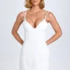 Mini-robe plissée à nœud Bronwyn en blanc Mini-robe plissée à nœud Bronwyn en blanc