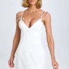 Mini-robe plissée à nœud Bronwyn en blanc Mini-robe plissée à nœud Bronwyn en blanc