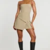 Mini-robe plissée à nouer en sergé tissé Bruna, couleur taupe Mini-robe plissée à nouer en sergé tissé Bruna, couleur taupe