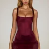Mini-robe Rixelle en satin à encolure carrée et corset en fausse fourrure, couleur rouge vin