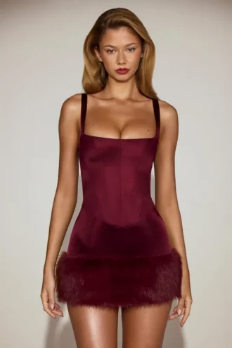 Mini-robe Rixelle en satin à encolure carrée et corset en fausse fourrure, couleur rouge vin