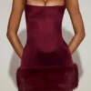 Mini-robe Rixelle en satin à encolure carrée et corset en fausse fourrure, couleur rouge vin