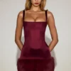Mini-robe Rixelle en satin à encolure carrée et corset en fausse fourrure, couleur rouge vin