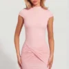Mini-robe rose à col roulé en jersey Blair avec dos nu froncé Mini-robe rose à col roulé en jersey Blair avec dos nu froncé