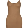 Mini-robe slip Intimates en maille douce à col en V, couleur amande Mini-robe slip Intimates en maille douce à col en V, couleur amande
