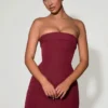 Mini-robe Taia à encolure rabattue, sans bretelles et structurée, coupe trapèze, couleur rouge vin Mini-robe Taia à encolure rabattue, sans bretelles et structurée, coupe trapèze, couleur rouge vin