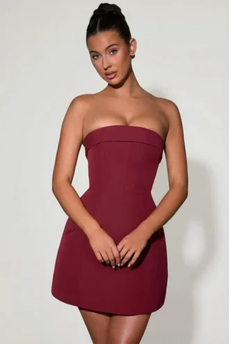 Mini-robe Taia à encolure rabattue, sans bretelles et structurée, coupe trapèze, couleur rouge vin
