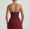Mini-robe Taia à encolure rabattue, sans bretelles et structurée, coupe trapèze, couleur rouge vin Mini-robe Taia à encolure rabattue, sans bretelles et structurée, coupe trapèze, couleur rouge vin