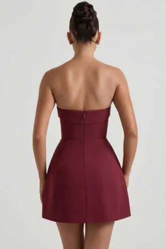 Mini-robe Taia à encolure rabattue, sans bretelles et structurée, coupe trapèze, couleur rouge vin