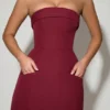 Mini-robe Taia à encolure rabattue, sans bretelles et structurée, coupe trapèze, couleur rouge vin Mini-robe Taia à encolure rabattue, sans bretelles et structurée, coupe trapèze, couleur rouge vin