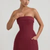Mini-robe Taia à encolure rabattue, sans bretelles et structurée, coupe trapèze, couleur rouge vin Mini-robe Taia à encolure rabattue, sans bretelles et structurée, coupe trapèze, couleur rouge vin