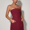 Mini-robe Taia à encolure rabattue, sans bretelles et structurée, coupe trapèze, couleur rouge vin Mini-robe Taia à encolure rabattue, sans bretelles et structurée, coupe trapèze, couleur rouge vin