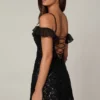 Mini-robe trapèze Jacira à lacets et ornements, en noir Mini-robe trapèze Jacira à lacets et ornements, en noir