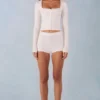 Mini-short en maille Amoura à taille mi-haute, couleur ivoire Mini-short en maille Amoura à taille mi-haute, couleur ivoire