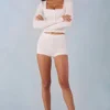 Mini-short en maille Amoura à taille mi-haute, couleur ivoire Mini-short en maille Amoura à taille mi-haute, couleur ivoire