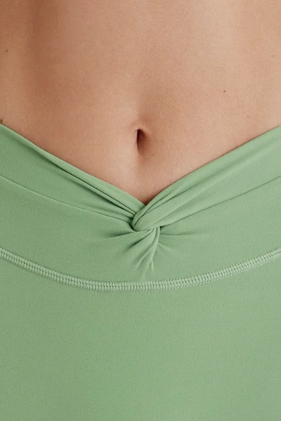 Mini-short Soft Active à effet torsadé sur le devant, vert Mini-short Soft Active à effet torsadé sur le devant, vert