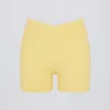 Mini-short Soft Active à poche et taille en V, couleur citron Mini-short Soft Active à poche et taille en V, couleur citron