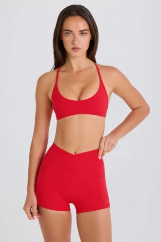 Mini-short Soft Active à poche et taille en V, couleur rouge fraise