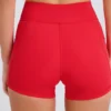 Mini-short Soft Active à poche et taille en V, couleur rouge fraise Mini-short Soft Active à poche et taille en V, couleur rouge fraise