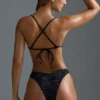 Oh Polly Maillot de bain : Bas de bikini cheeky à coupe haute en V orné de strass HOTFIX, couleur noir Oh Polly Maillot de bain : Bas de bikini cheeky à coupe haute en V orné de strass HOTFIX, couleur noir