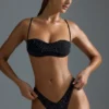 Oh Polly Maillot de bain : Bas de bikini cheeky à coupe haute en V orné de strass HOTFIX, couleur noir Oh Polly Maillot de bain : Bas de bikini cheeky à coupe haute en V orné de strass HOTFIX, couleur noir
