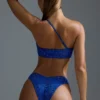 Oh Polly Maillot de bain : Haut de bikini bandeau asymétrique orné de strass, édition HOTFIX, en bleu royal Oh Polly Maillot de bain : Haut de bikini bandeau asymétrique orné de strass, édition HOTFIX, en bleu royal