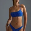 Oh Polly Maillot de bain : Haut de bikini bandeau asymétrique orné de strass, édition HOTFIX, en bleu royal Oh Polly Maillot de bain : Haut de bikini bandeau asymétrique orné de strass, édition HOTFIX, en bleu royal