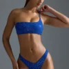 Oh Polly Maillot de bain : Haut de bikini bandeau asymétrique orné de strass, édition HOTFIX, en bleu royal Oh Polly Maillot de bain : Haut de bikini bandeau asymétrique orné de strass, édition HOTFIX, en bleu royal