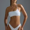 Oh Polly Maillot de bain : Haut de bikini bandeau asymétrique orné HOTFIX Edition en blanc Oh Polly Maillot de bain : Haut de bikini bandeau asymétrique orné HOTFIX Edition en blanc