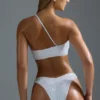 Oh Polly Maillot de bain : Haut de bikini bandeau asymétrique orné HOTFIX Edition en blanc Oh Polly Maillot de bain : Haut de bikini bandeau asymétrique orné HOTFIX Edition en blanc