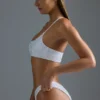 Oh Polly Maillot de bain : Haut de bikini bandeau asymétrique orné HOTFIX Edition en blanc Oh Polly Maillot de bain : Haut de bikini bandeau asymétrique orné HOTFIX Edition en blanc