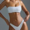 Oh Polly Maillot de bain : Haut de bikini bandeau asymétrique orné HOTFIX Edition en blanc Oh Polly Maillot de bain : Haut de bikini bandeau asymétrique orné HOTFIX Edition en blanc