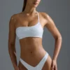 Oh Polly Maillot de bain : Haut de bikini bandeau asymétrique orné HOTFIX Edition en blanc Oh Polly Maillot de bain : Haut de bikini bandeau asymétrique orné HOTFIX Edition en blanc