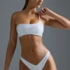 Oh Polly Maillot de bain : Haut de bikini bandeau asymétrique orné HOTFIX Edition en blanc Oh Polly Maillot de bain : Haut de bikini bandeau asymétrique orné HOTFIX Edition en blanc