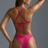 Oh Polly Maillots de bain : Bas de bikini cheeky échancré en V orné de strass HOTFIX, couleur sorbet framboise Oh Polly Maillots de bain : Bas de bikini cheeky échancré en V orné de strass HOTFIX, couleur sorbet framboise