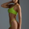 Oh Polly Maillots de bain : Haut de bikini bandeau asymétrique à une épaule orné HOTFIX Edition, couleur citron vert Oh Polly Maillots de bain : Haut de bikini bandeau asymétrique à une épaule orné HOTFIX Edition, couleur citron vert