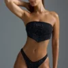 Oh Polly Maillots de bain : Haut de bikini bandeau orné d’un foulard, édition HOTFIX, en noir Oh Polly Maillots de bain : Haut de bikini bandeau orné d’un foulard, édition HOTFIX, en noir
